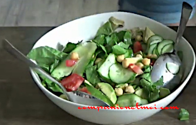 Salade de concombre pois chiches et épinards