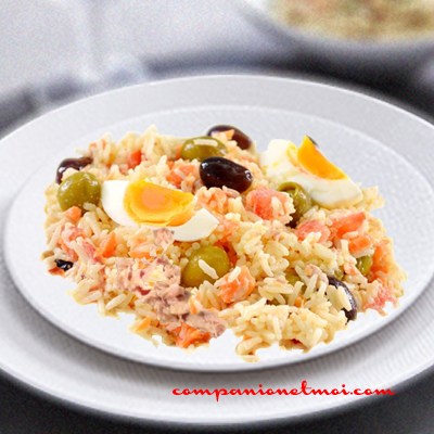 Salade de riz au thon olives oeufs et tomates