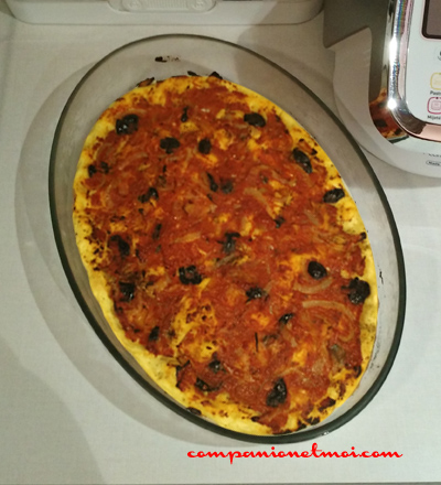 Pizza aux olives noires tomate et oignon