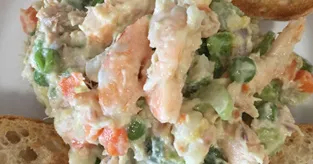 Salade de légumes et de crevettes