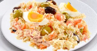 Salade de riz au thon olives oeufs et tomates
