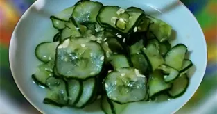 Salade japonaise de concombres marinés