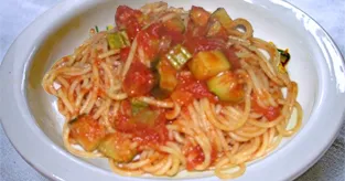 Spaghetti aux courgettes et à la tomate