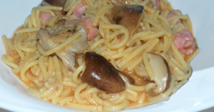 Spaghetti aux saucisses et champignons